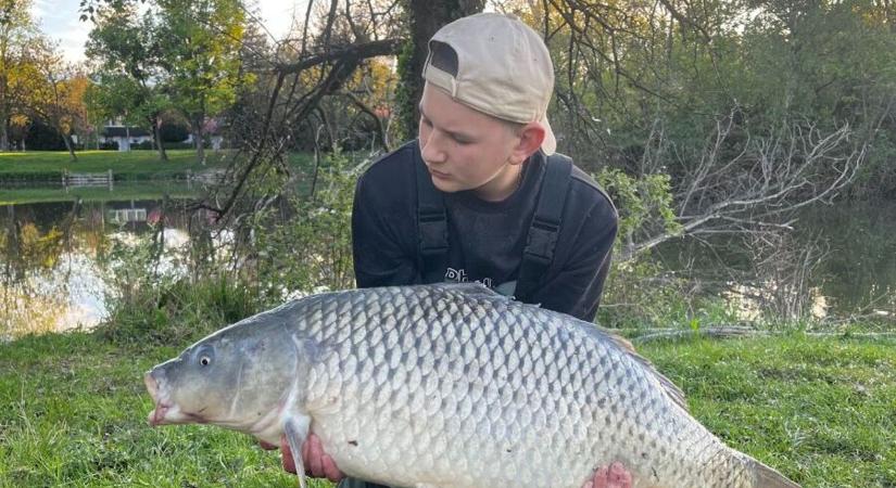 Méretes pontyot fogott a fiatal srác