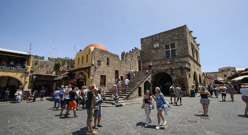 Gigarekord: orbitális többségbe kerültek a turisták a magyarok egyik kedvenc célpontján