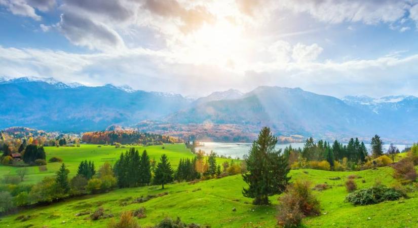 Szlovénia káprázatos vidéke képeslapra illik: a Bohinji-tó a Júliai-Alpok ragyogó gyöngyszeme