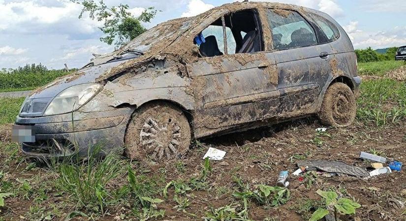 Részeg sofőr csapta árokba, sáros romhalmaz lett a Renault - fotók a dunántúli balesetről