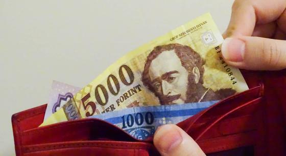 Ez történt: Bevezették, hogy bankkártya nélkül is lehessen készpénzt felvenni, itt vannak a magyarok számai