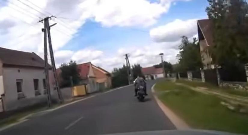 Jogosítvány, sisak nélkül motoroztak (videó)!