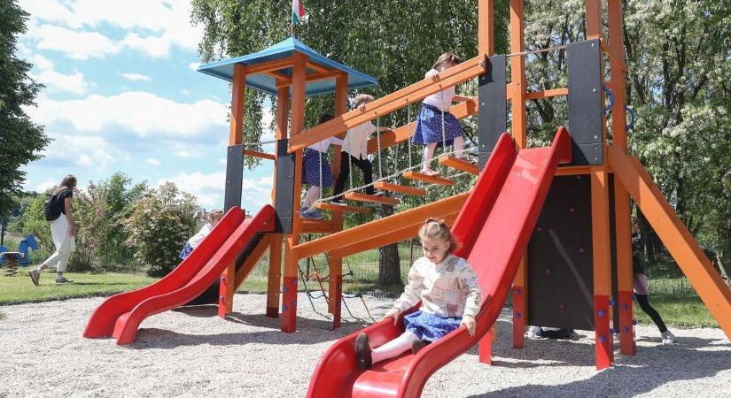 Játszótér összefogásból! - Ennek nagyon örülnek a gyerekek - fotók