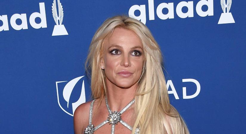 Botrányt rendezett Britney Spears repülőn: a rendőrök vártak rá a leszállás után