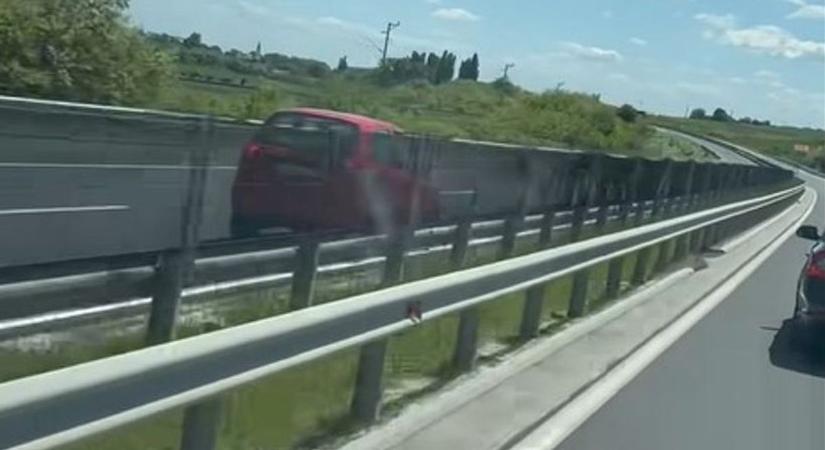 Balesetveszélyes helyzetet teremtett, forgalommal szemben haladt az autó – videó