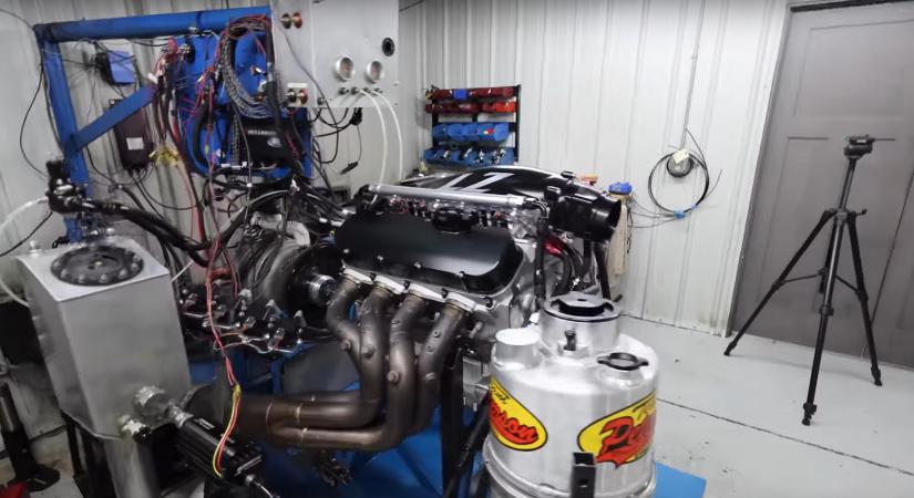 10,3 literes szívó V8 driftelni? Még szép, hogy Amerika!