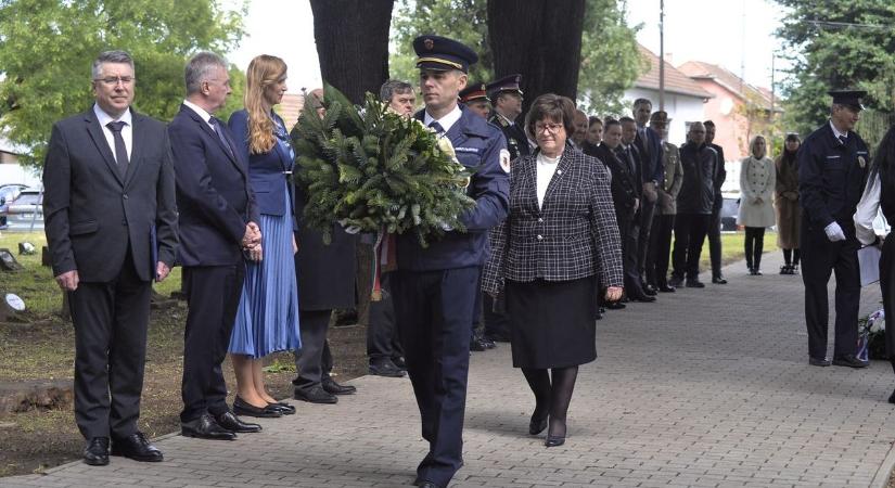 Hősök napja: fejet hajtottak a hazánkért hősi halált halt katonák előtt