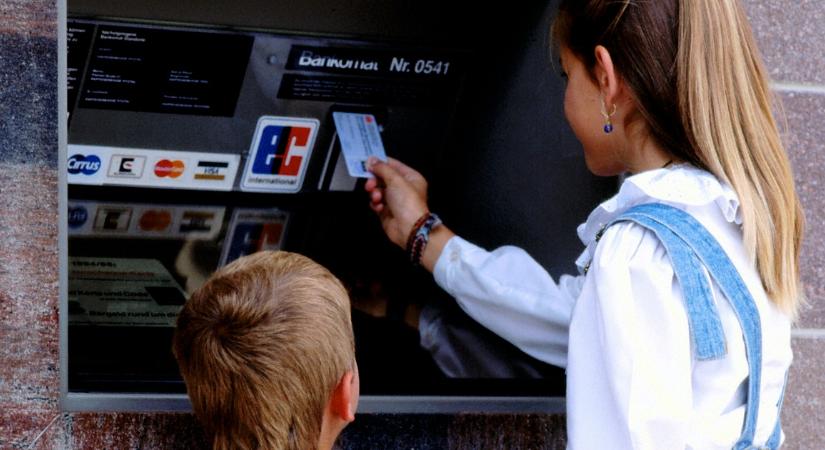 Nagy változás jöhet a bankautomatáknál – Ez mindenkit érinthet júniustól!