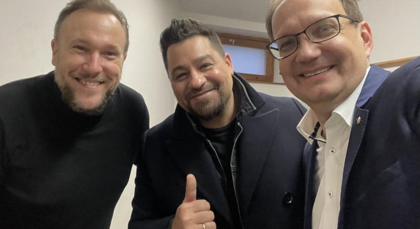 Hoppál Péter egy közös képpel vágott vissza a faszfejező Caramelnek