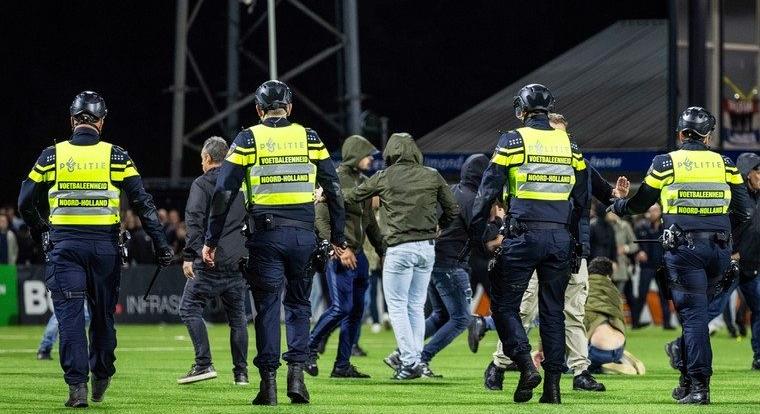 Botrányos tömegverekedés, a pályán gyepálták egymást a szurkolók Hollandiában – videók
