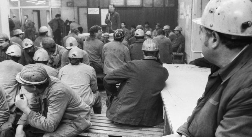 Történelmi pillanatok képeken: erőmű-átszervezés és acélharang-szerelvény behelyezésének pillanata