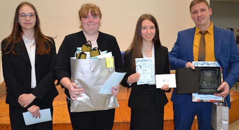 Illemtan és viselkedéskultúra a győri Pálffyban, középiskolások vetélkedtek