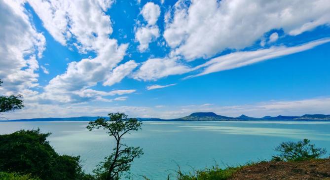 Csípős még a Balaton vize