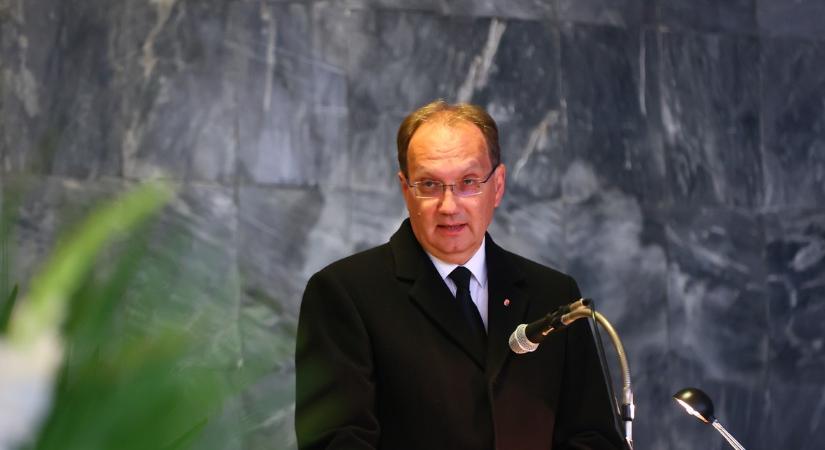 "Ki a Tisza vizét issza, saját levét issza vissza!" – Hoppál Péter közös képpel vágott vissza Caramelnek