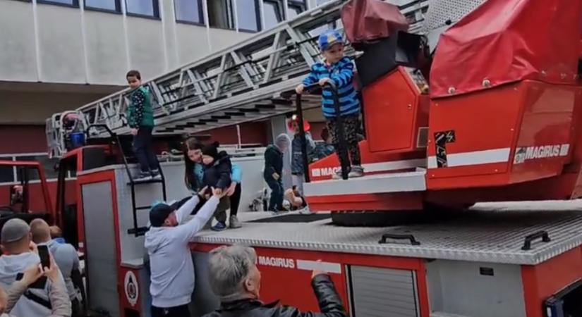 Gyermeknapon kinyitott a tűzoltólaktanya Debrecenben – így örültek neki a legkisebbek