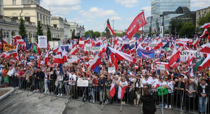 Tízezrek tüntettek Varsóban a lengyel elnökválasztás második fordulója előtt