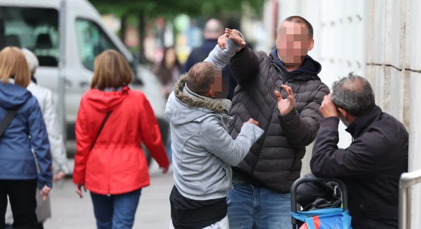 Palackra vadászó hajléktalanok terrorizálják a bérház lakóit - Kiborogatják a kukákat, beköltöznek a közös helységekbe