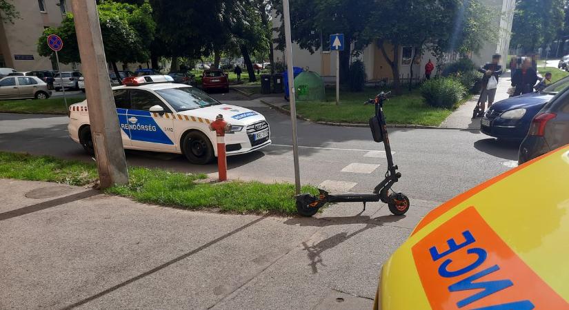 Ütközés a kereszteződésben: kórházba vitték a rollerest!