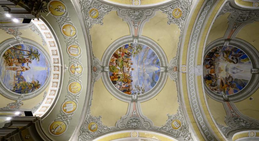 Mennyezet a felújított bicskei Szentháromság templomban
