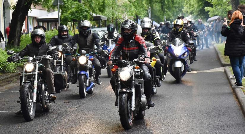 Kék szívvel két keréken: nemes célért zúgtak fel a motorok Jászberény utcáin – galériával, videóval