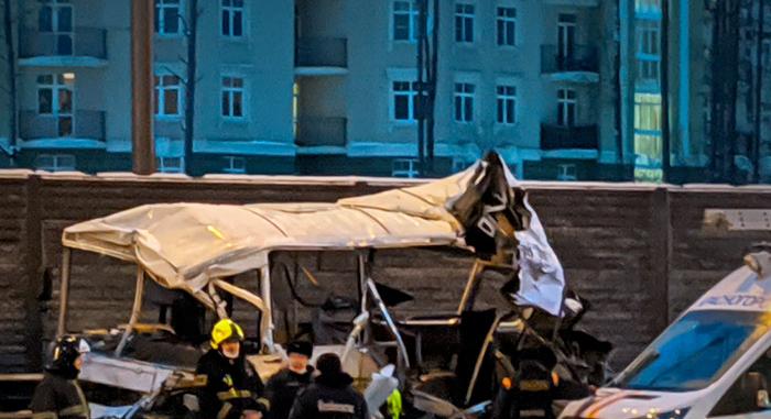 Katonai konvojba rohant egy teherautó Moszkva közelében (videó)
