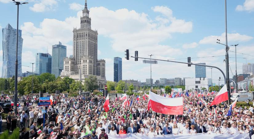 Lengyel elnökválasztás – A két fő rivális hívei vonultak fel Varsóban két párhuzamos meneten