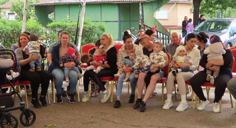 Egy falu, amelynek örömteli gondok jutottak, teltház közeleg az intézményekben – galériával