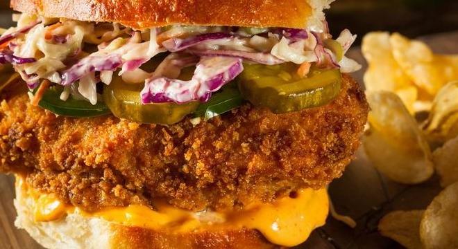 Csirkeburger ropogós-omlósan, fűszeres combbal