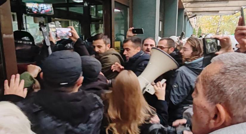 Figyelmeztetnek az egyetemisták: Sok ćaci érkezik Belgrádból Újvidékre (fotóvideó)