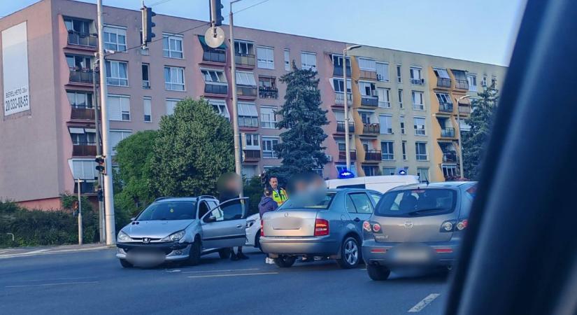 Két autó ütközött össze egy forgalmas kaposvári csomópontban