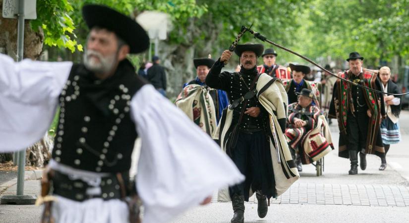 Szökésben az állatkínzó, messziről jött pásztorokkal telt meg a főutca