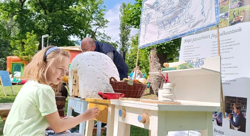 A makói forgatagban akadt, ahol a zsebbe kellett nyúlni, máshol ingyen várták a családokat – galériával, videóval