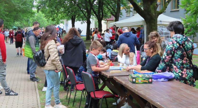 Csak egy mosolyt kértek a koncertbelépőért és az ingyenes finomságokért – galériával, videóval