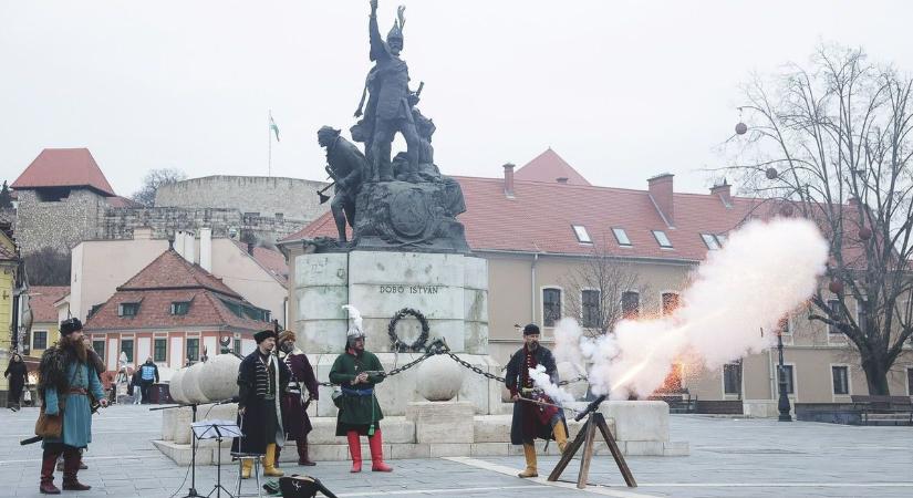 Így ünnepelték az elvtársak az egri várvédőket  videó