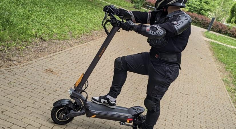 Ausom F1 Max duál motoros elektromos roller teszt – Erő, dizájn és felfüggesztés a maximumon