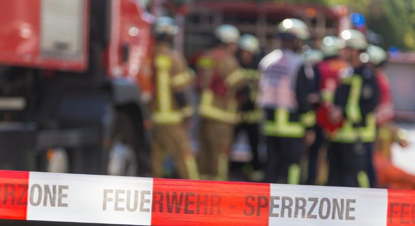 Beszorult egy utas keze a vonatülés mögé, miközben a fülhallgatóját kereste – tűzoltók szabadították ki