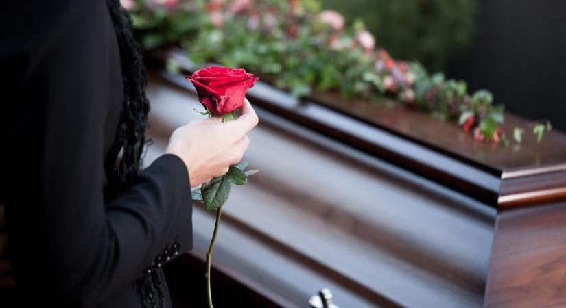Nagybátyja temetésére ment egy nő, de egy másik holttest feküdt a koporsóban