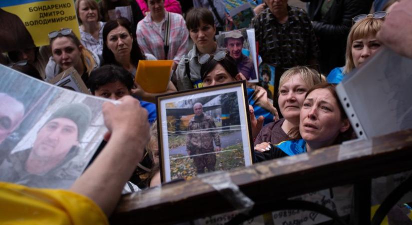 „Mindig hiszek, és remélem, hogy kiszabadulnak a fiaim” – Tudósítónk az orosz-ukrán fogolycserén járt