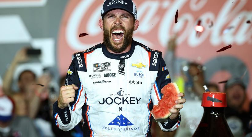 56 éve nem volt aratott senki olyan győzelmet a NASCAR-ban, mint most Ross Chastain
