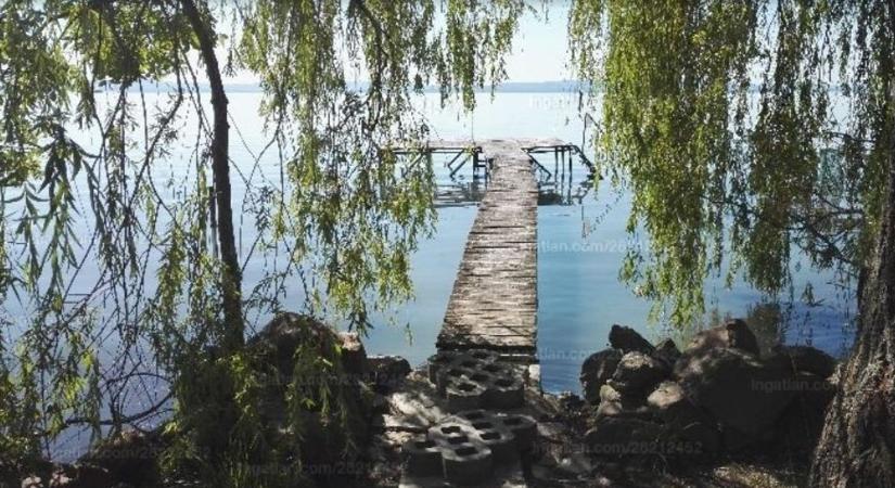 Eladó egy zánkai birtok, ahol a Balaton a kert végében hullámzik (képek)