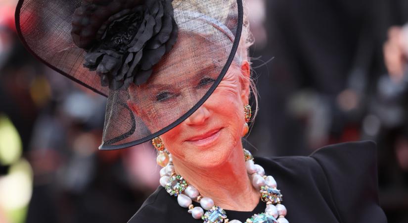 A hét szettje: a 79 éves Helen Mirren estélyi ruhája olyan, mint egy filmes jelmez