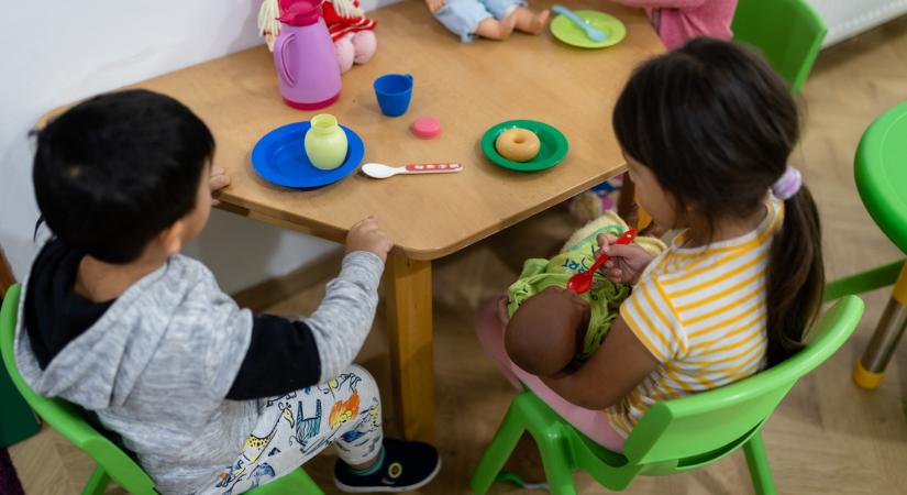 Leragasztotta egy kisfiú száját az óvónő a törökbálinti óvódában, azonnal kirúgták a pedagógust