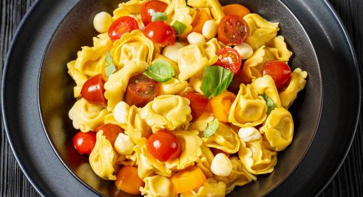Laktató tésztasaláta friss zöldségekkel: tortellinivel készül az alap