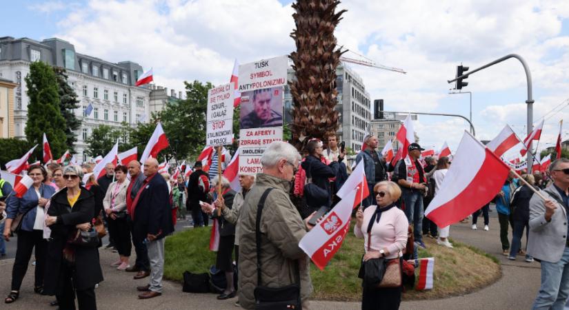 A két fő rivális hívei vonultak fel Varsóban két párhuzamos meneten