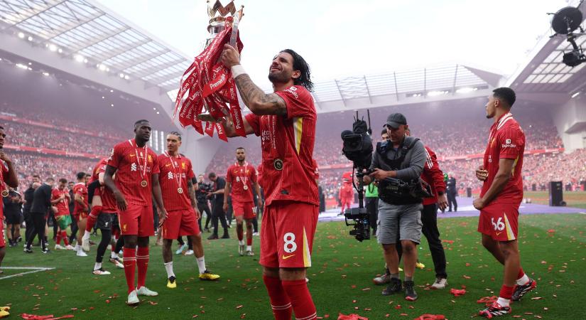 Laza: Szoboszlai nepszemüvegben vette át első magyarként a Premier League-trófeát - fotók, videó