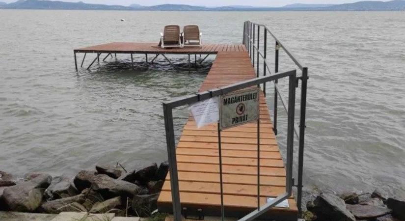 Bajban az illegális stégek tulajdonosai