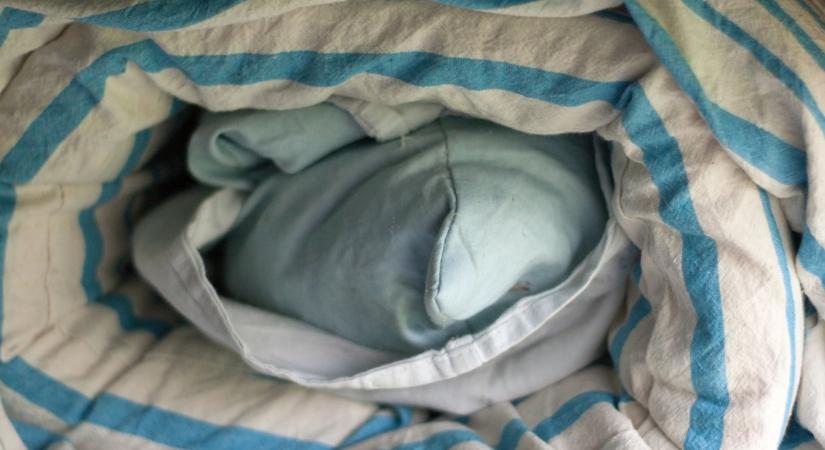 Sárga foltok a párnán? Ez az oka – és így tüntethetők el hatékonyan