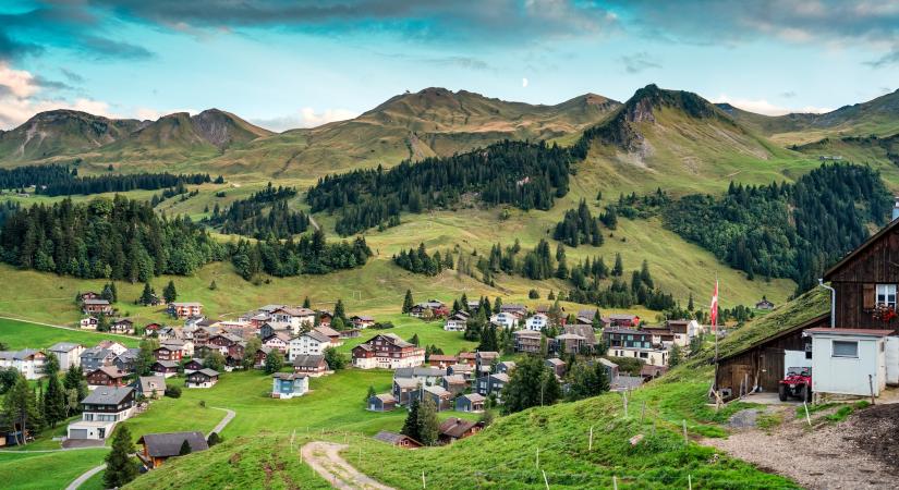 Különleges tájakon halad át, és különlegesen is néz ki ez a svájci vonat