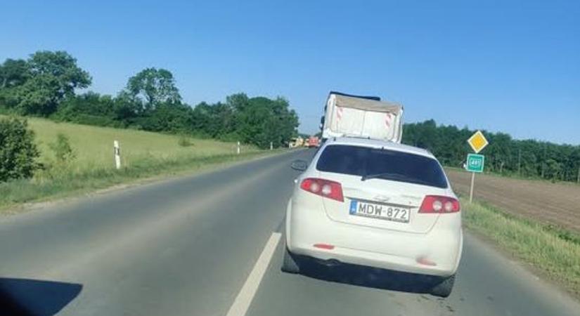 Kisbusszal karambolozott egy személyautó a 491-esen Fehérgyarmatnál