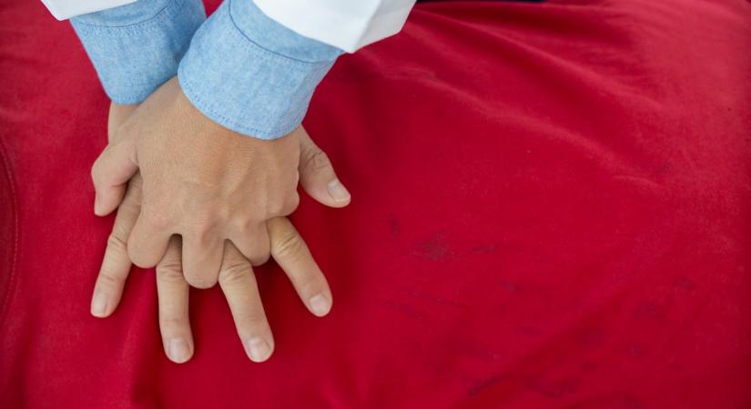 A mentők szeme láttára omlott össze egy férfi keringése